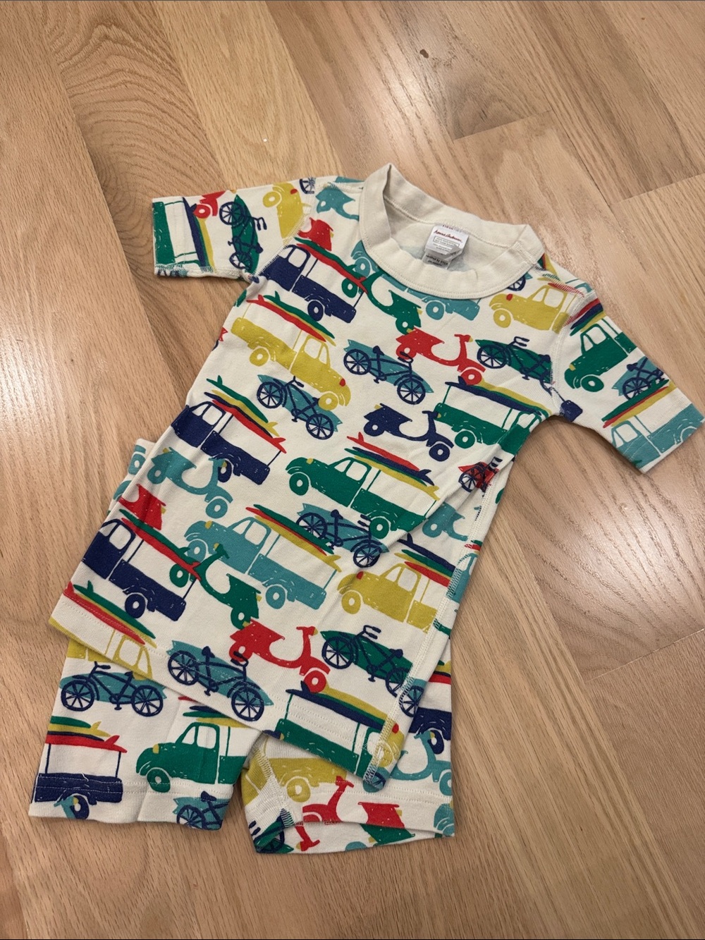 Hanna Andersson | Cream Pajama Set with Multicolor Vehicle Print